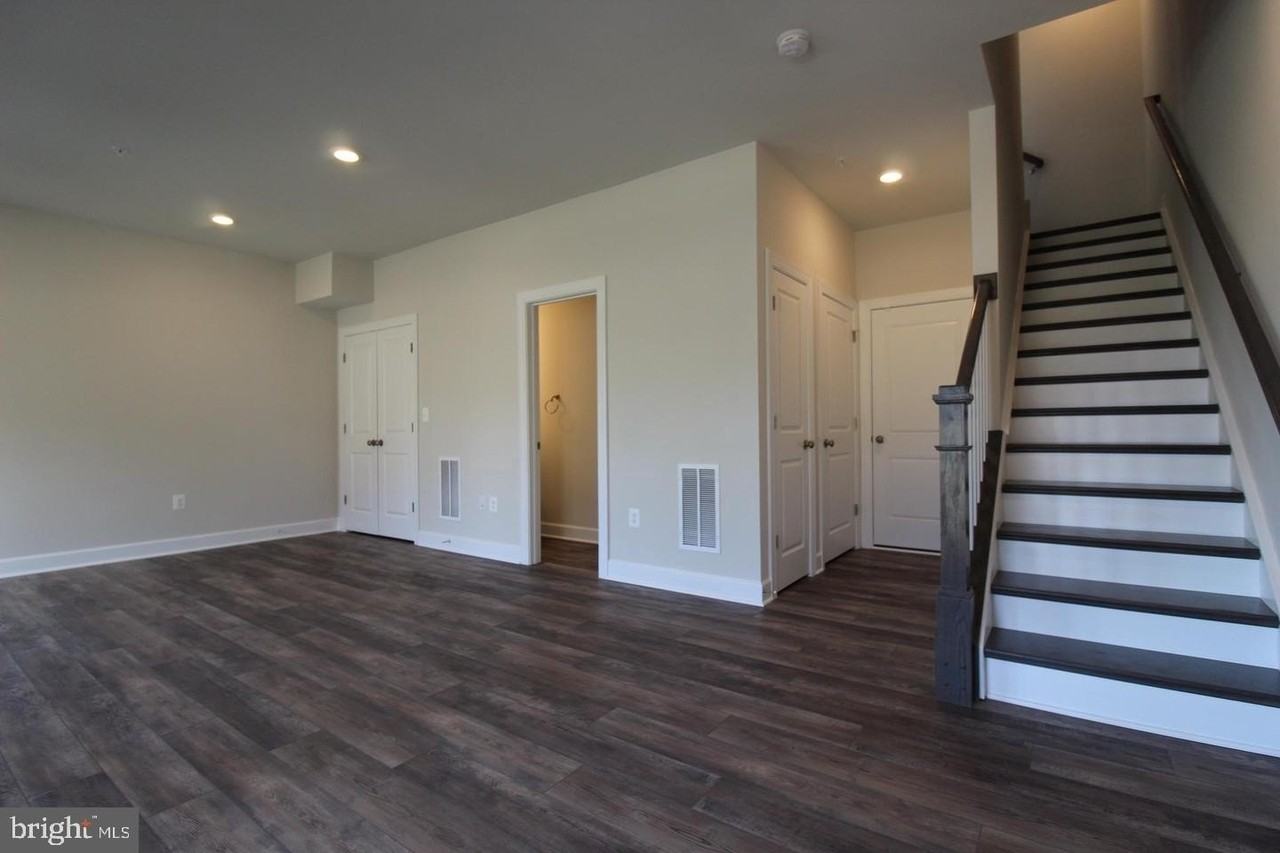 22460 Foundation Dr - Photo 5 of 50