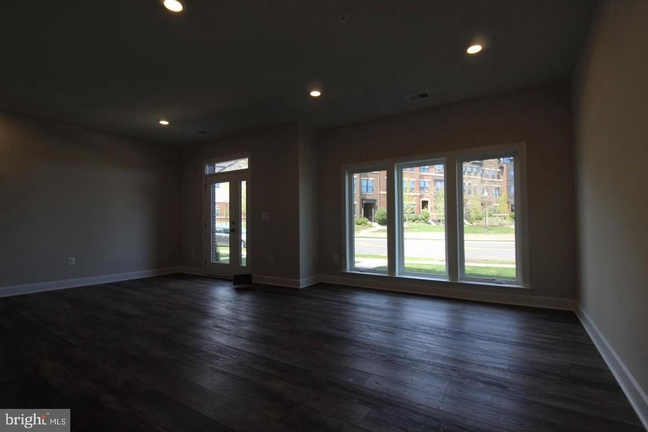 22460 Foundation Dr - Photo 6 of 50