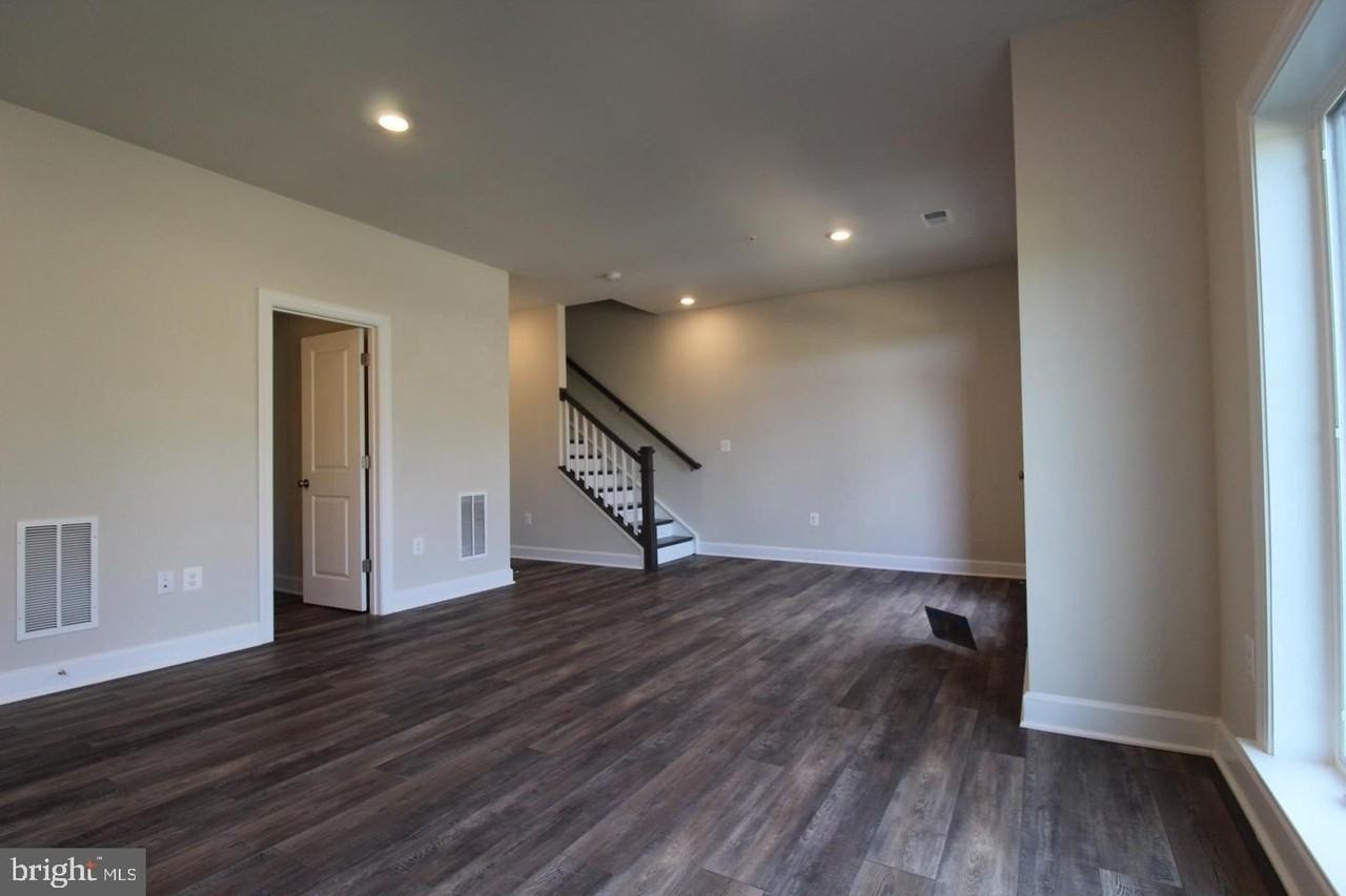 22460 Foundation Dr - Photo 7 of 50