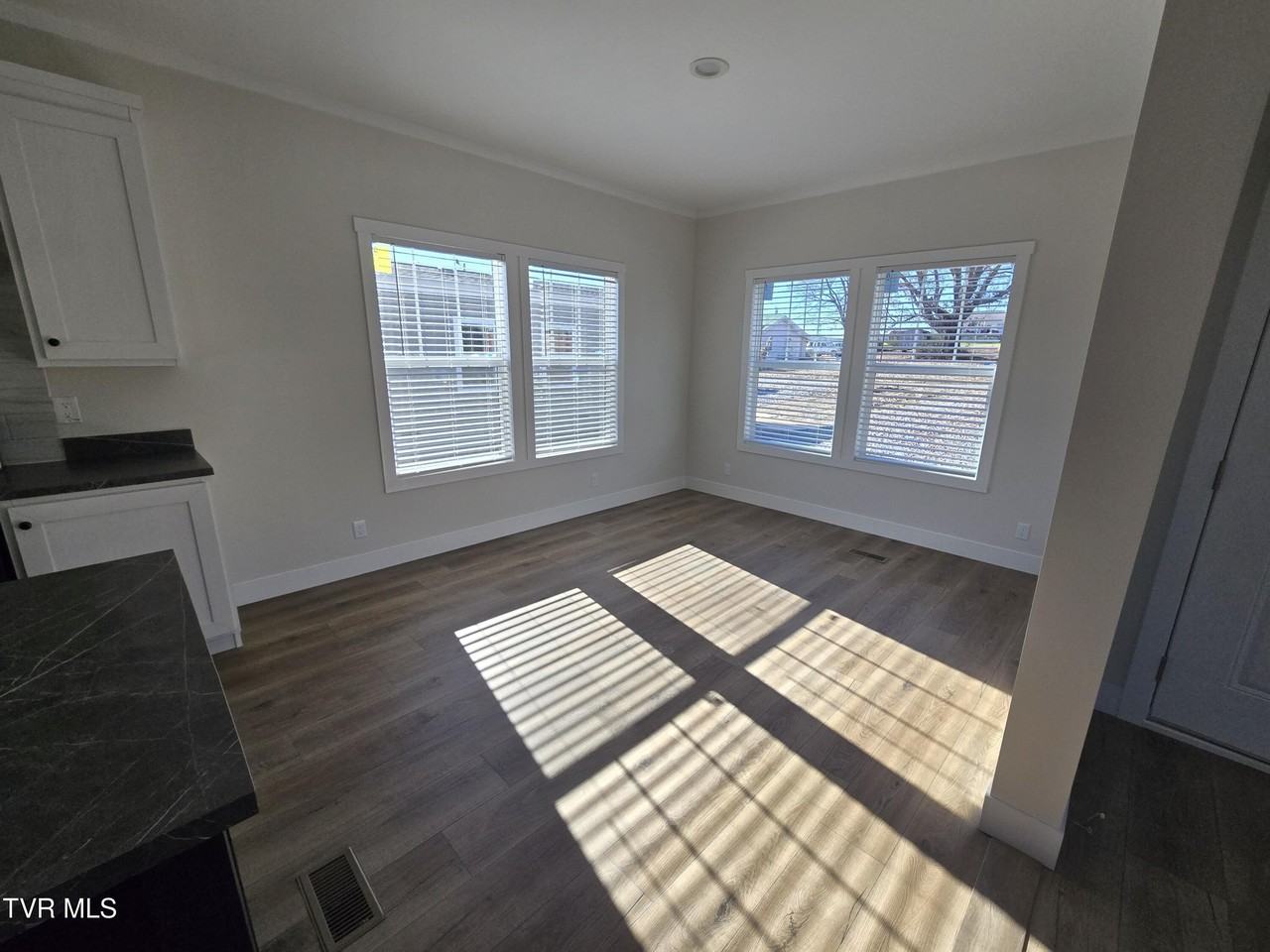 2208 Oak St - Photo 6 of 22