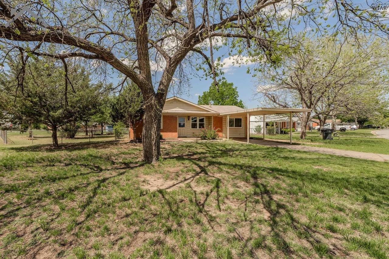 1400 Phoenix Dr - Photo 4 of 34