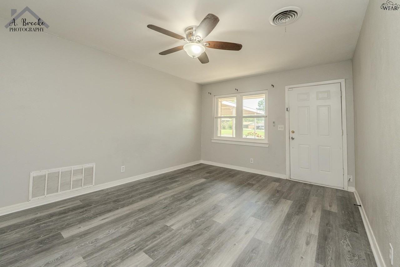 1400 Phoenix Dr - Photo 6 of 34