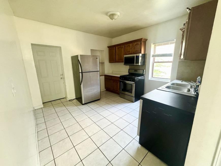 1250 N Springfield Ave - Photo 5 of 9