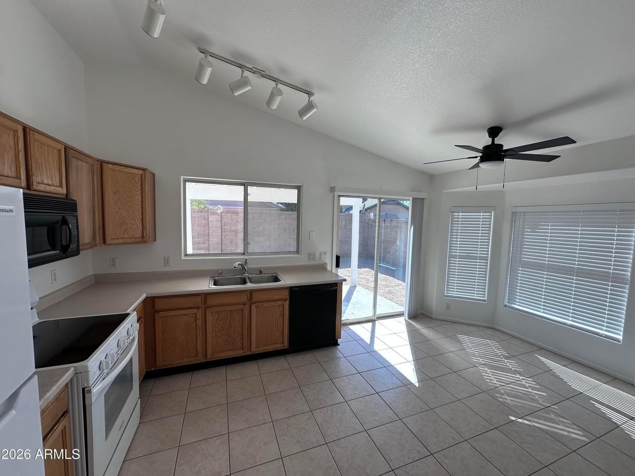 3043 W Covey Ln - Photo 4 of 17