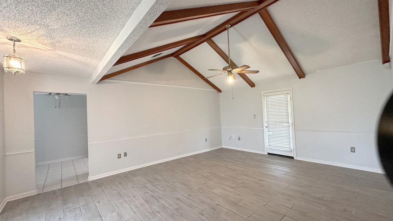 1406 Lee Dr - Photo 2 of 9