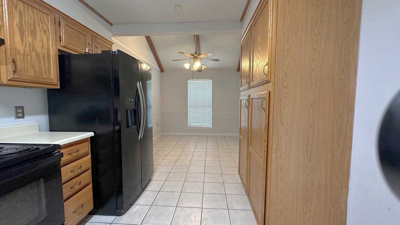 1406 Lee Dr - Photo 4 of 9