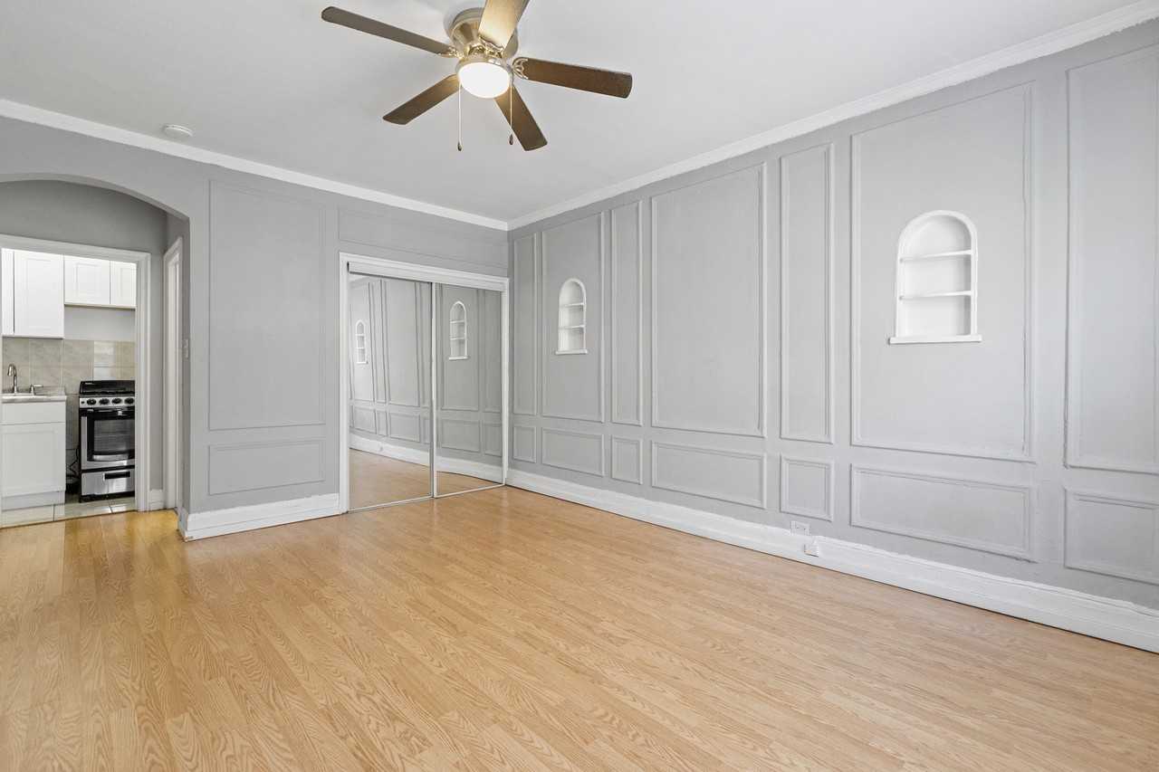 434 W Wellington Ave #612 - Photo 2 of 10