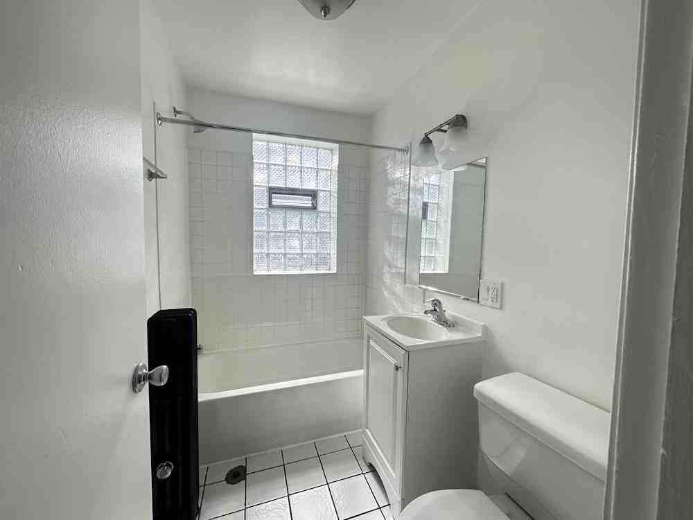 4756 N Maplewood Ave #211 - Photo 7 of 8