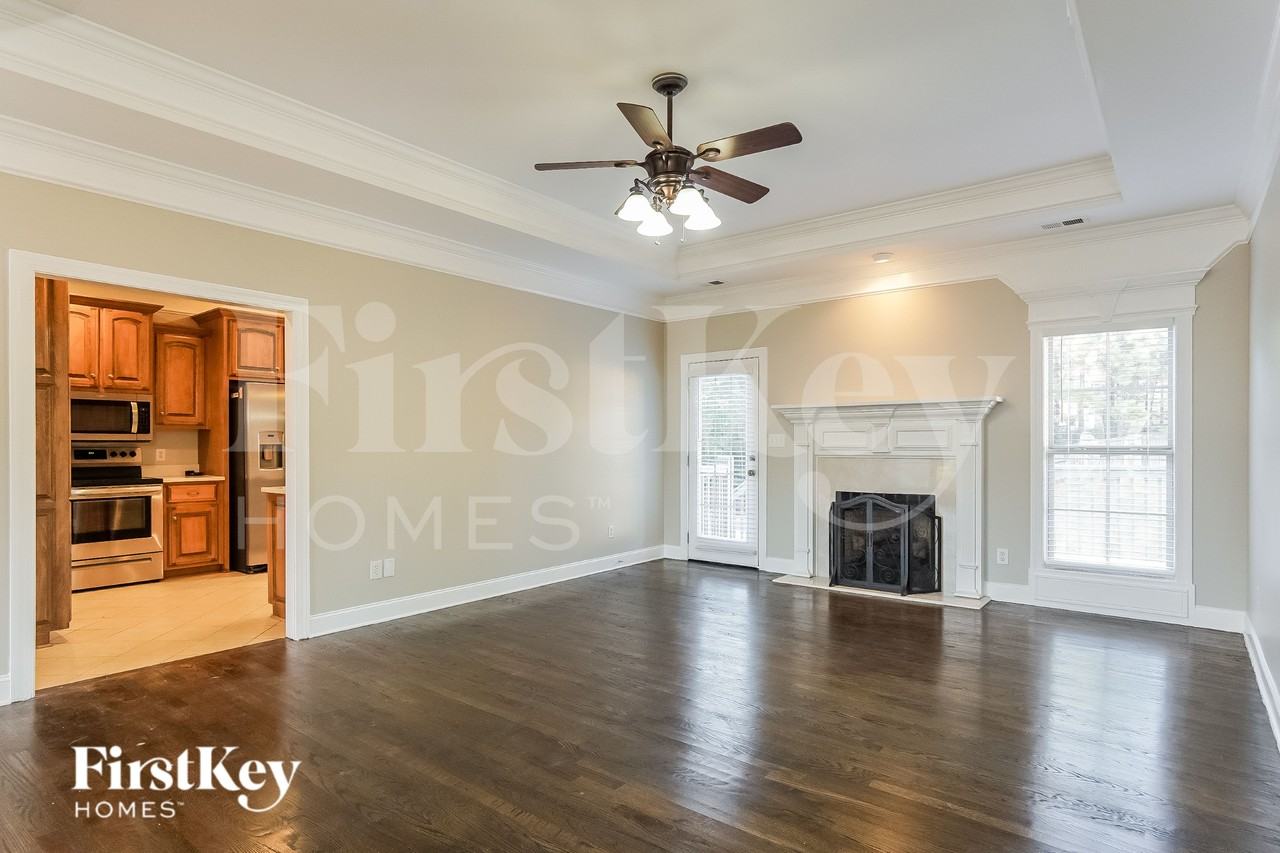 245 Madison Ln - Photo 4 of 15