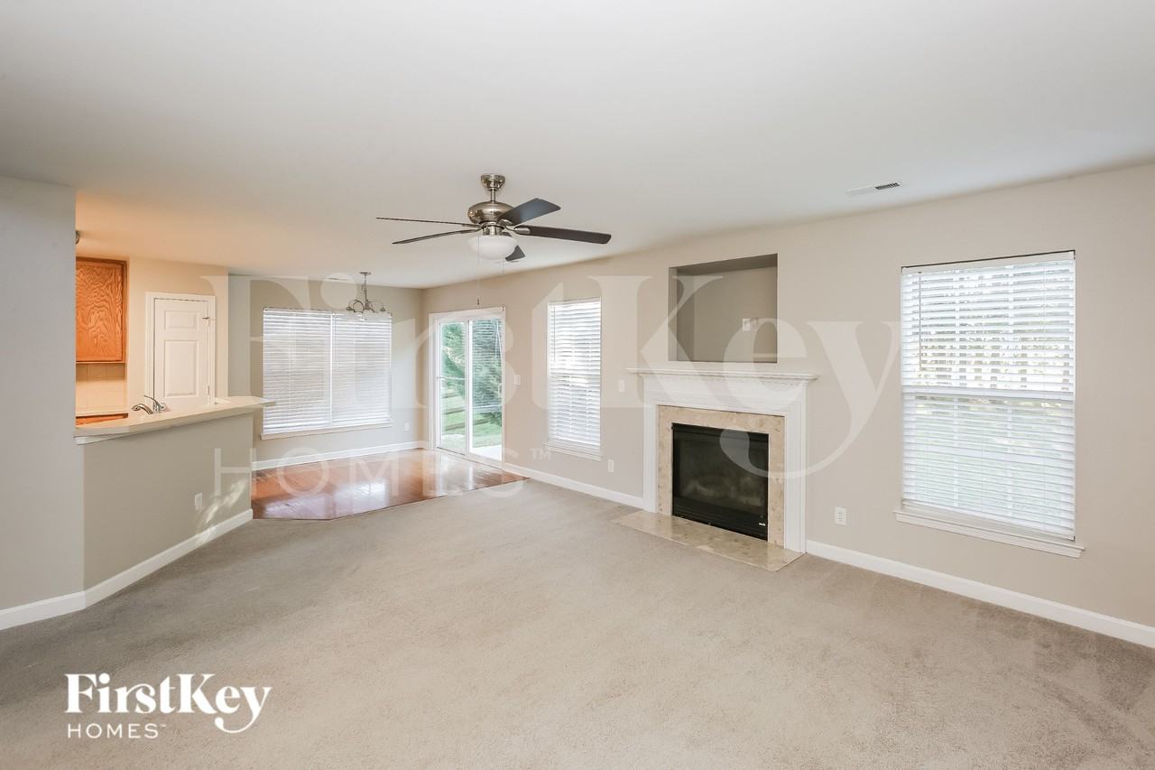 1011 Bridleside Dr - Photo 5 of 16