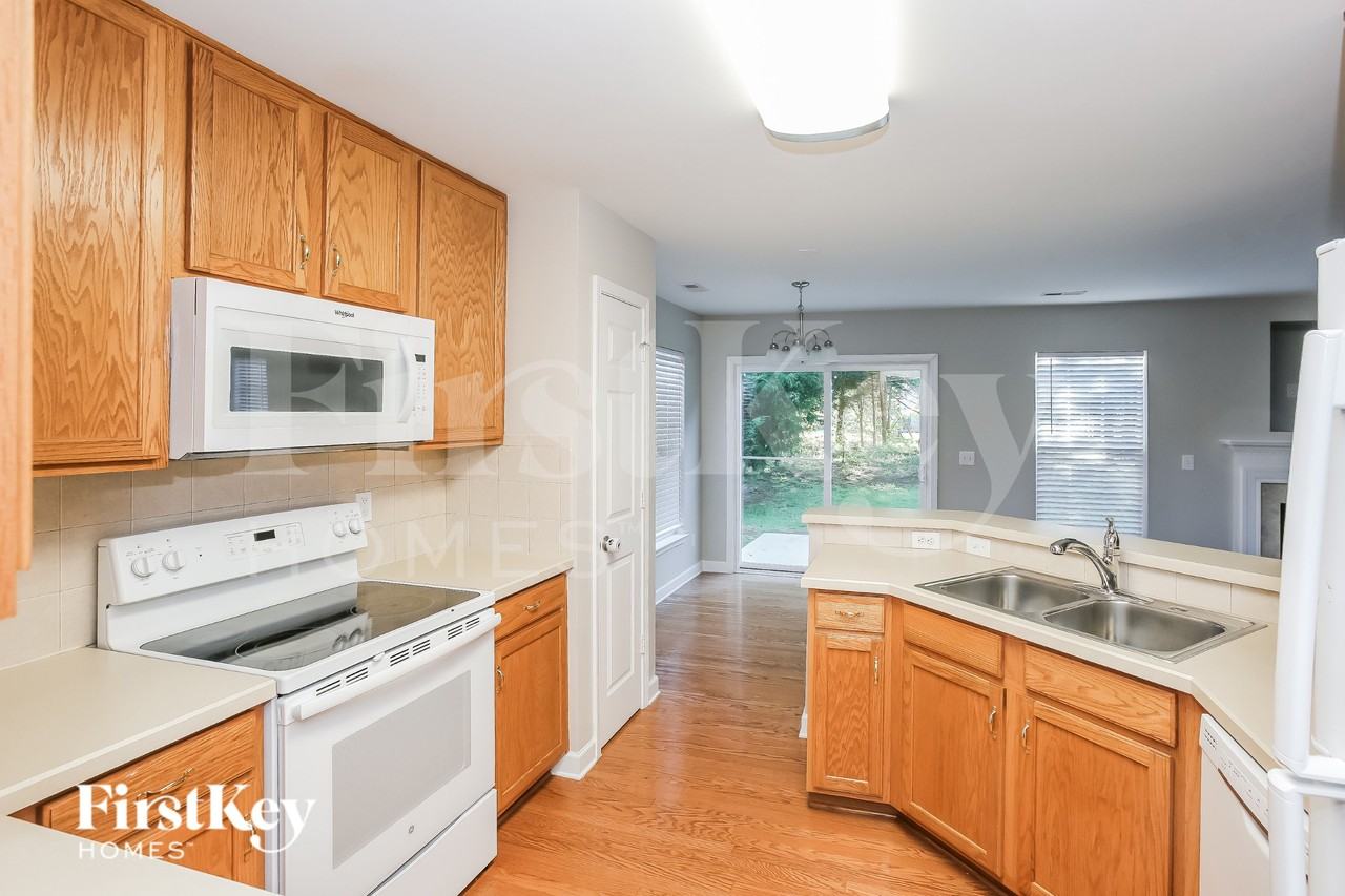 1011 Bridleside Dr - Photo 7 of 16