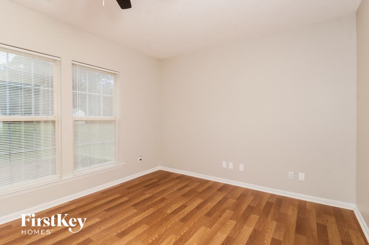 4230 Fairwood Dr - Photo 2 of 15