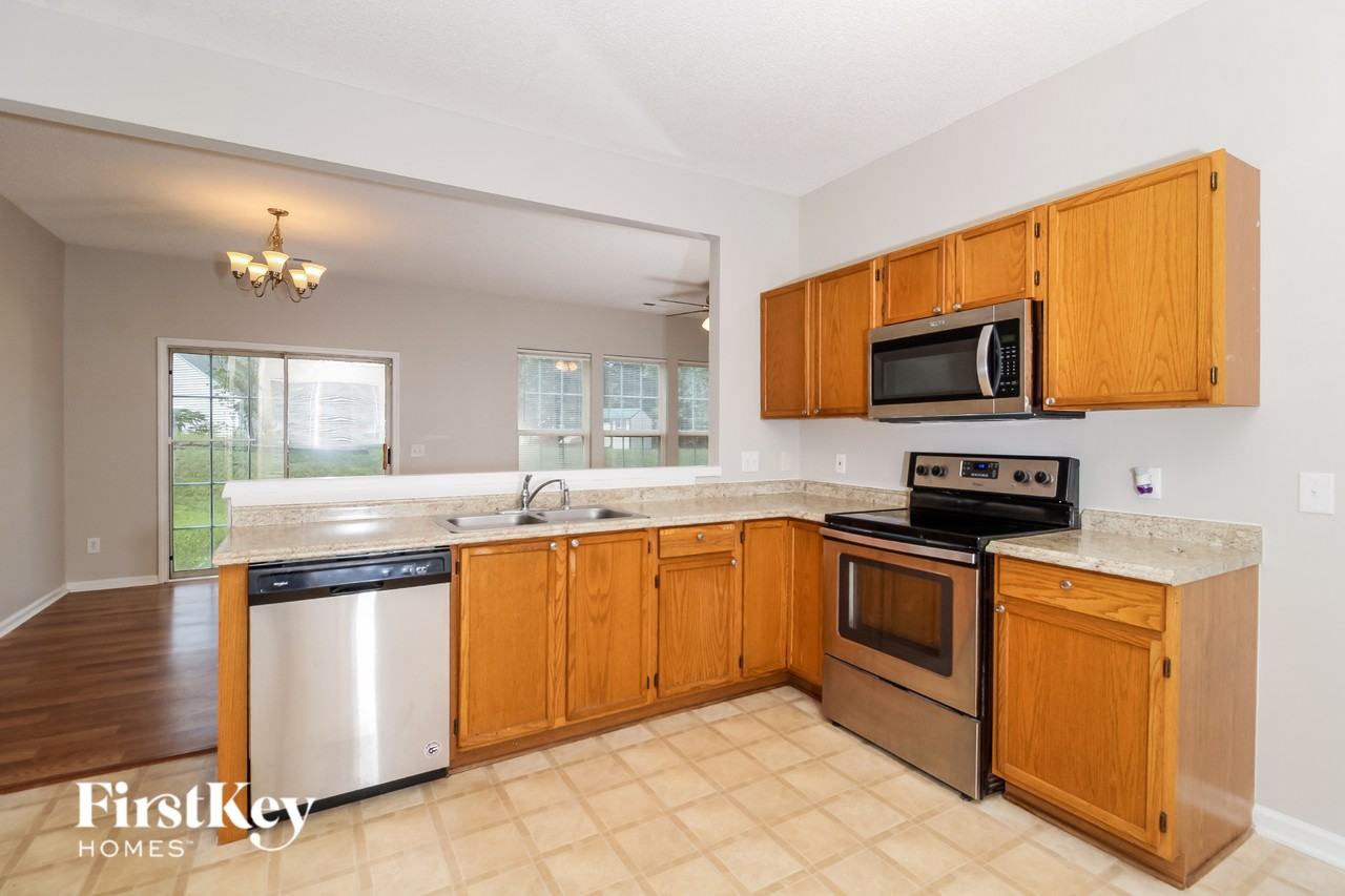 4230 Fairwood Dr - Photo 4 of 15