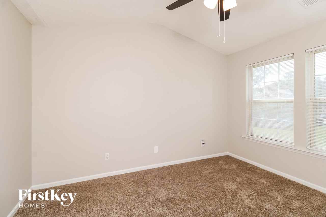 4230 Fairwood Dr - Photo 5 of 15