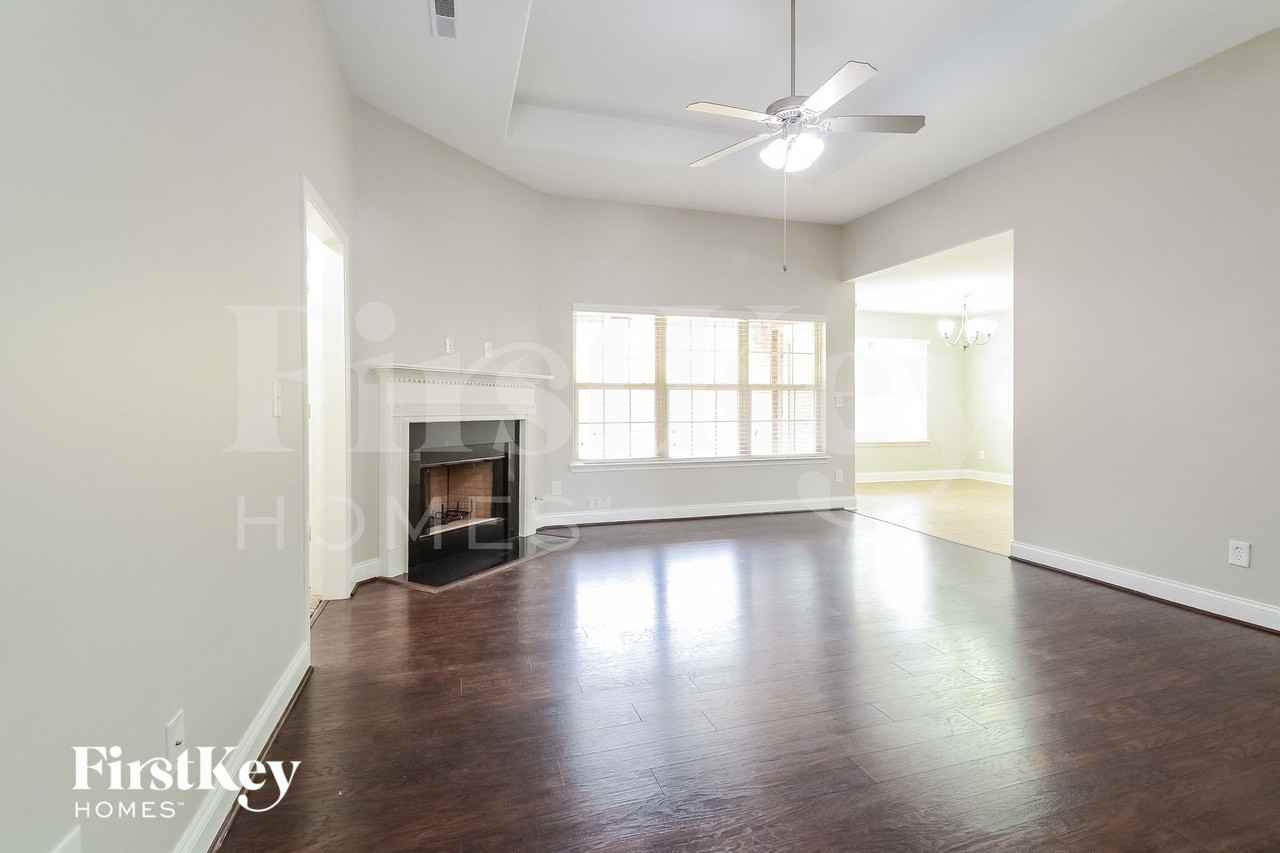 460 River Crest Dr N - Photo 3 of 15