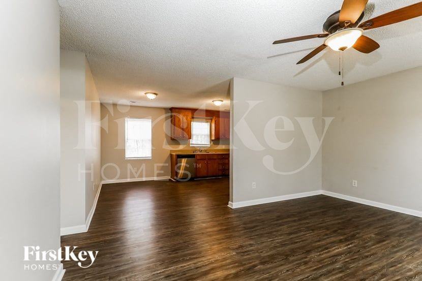 110 Stillwell St - Photo 4 of 15