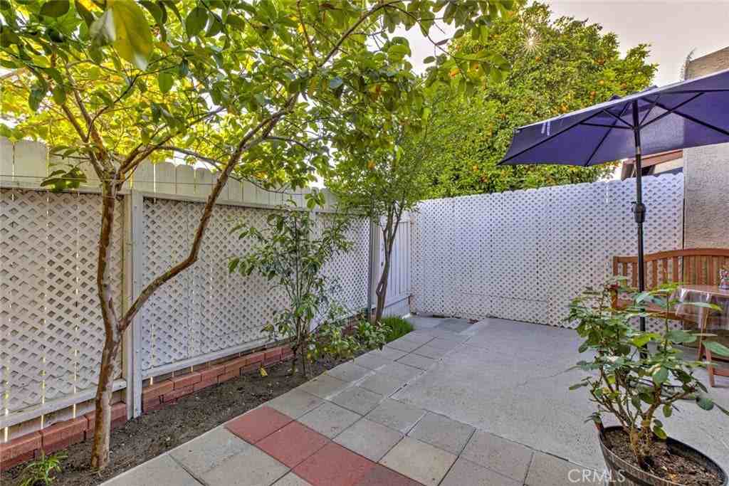 7631 Vineland Ave - Photo 3 of 20