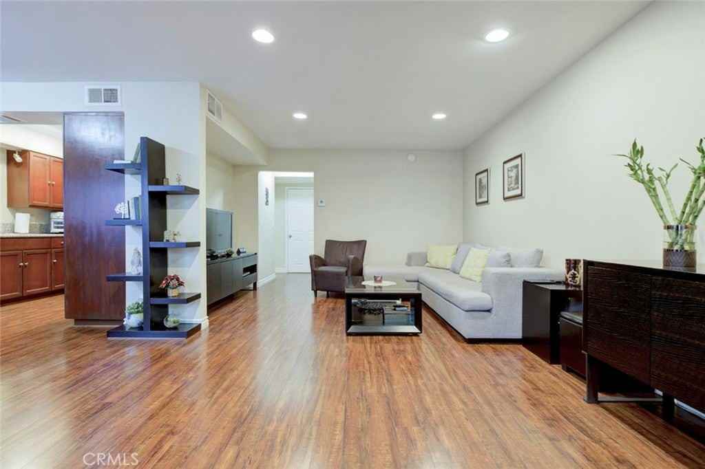 7631 Vineland Ave - Photo 6 of 20