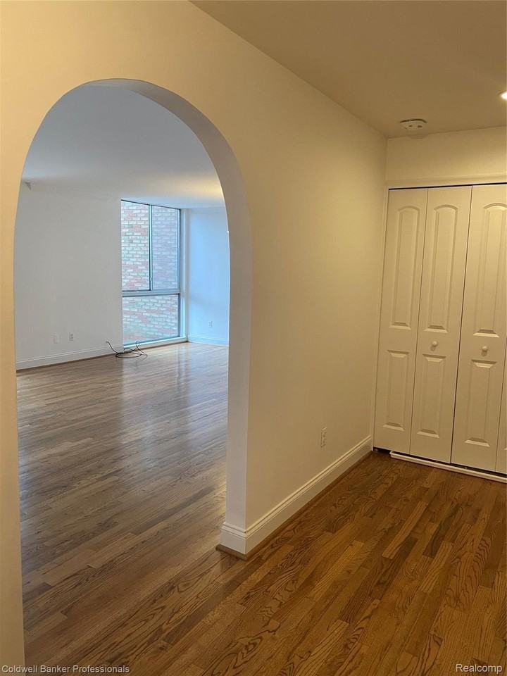 4043 W Maple Rd - Photo 6 of 15