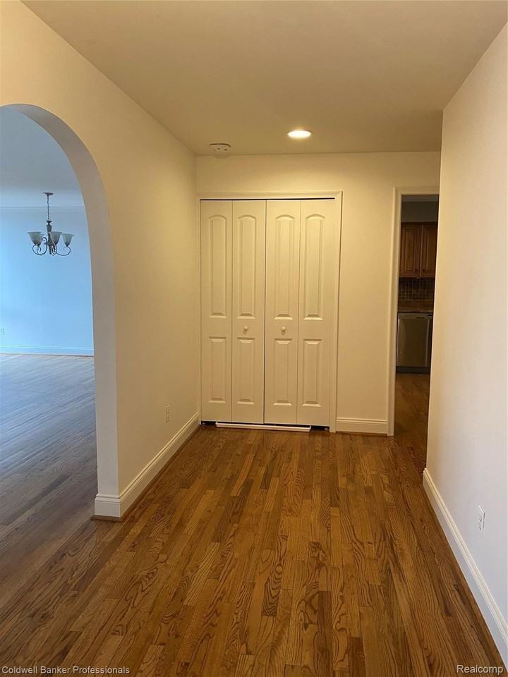 4043 W Maple Rd - Photo 7 of 15