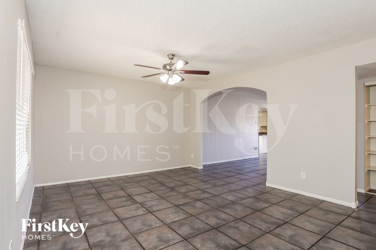 4924 S Hazelton Ln - Photo 2 of 19