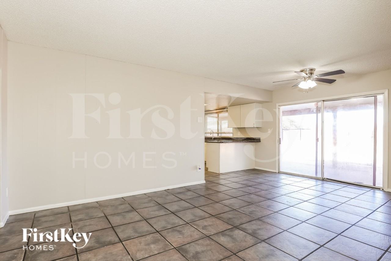 4924 S Hazelton Ln - Photo 4 of 19