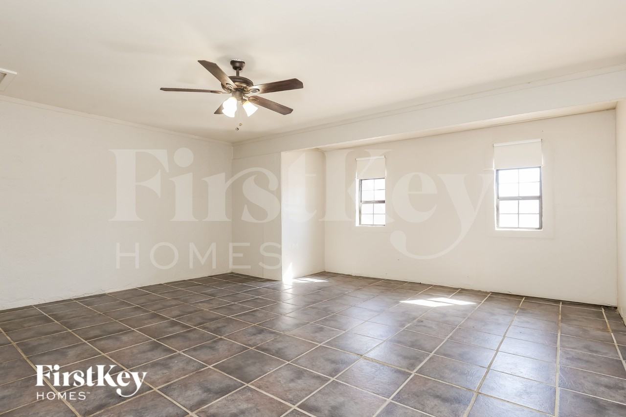 4924 S Hazelton Ln - Photo 5 of 19