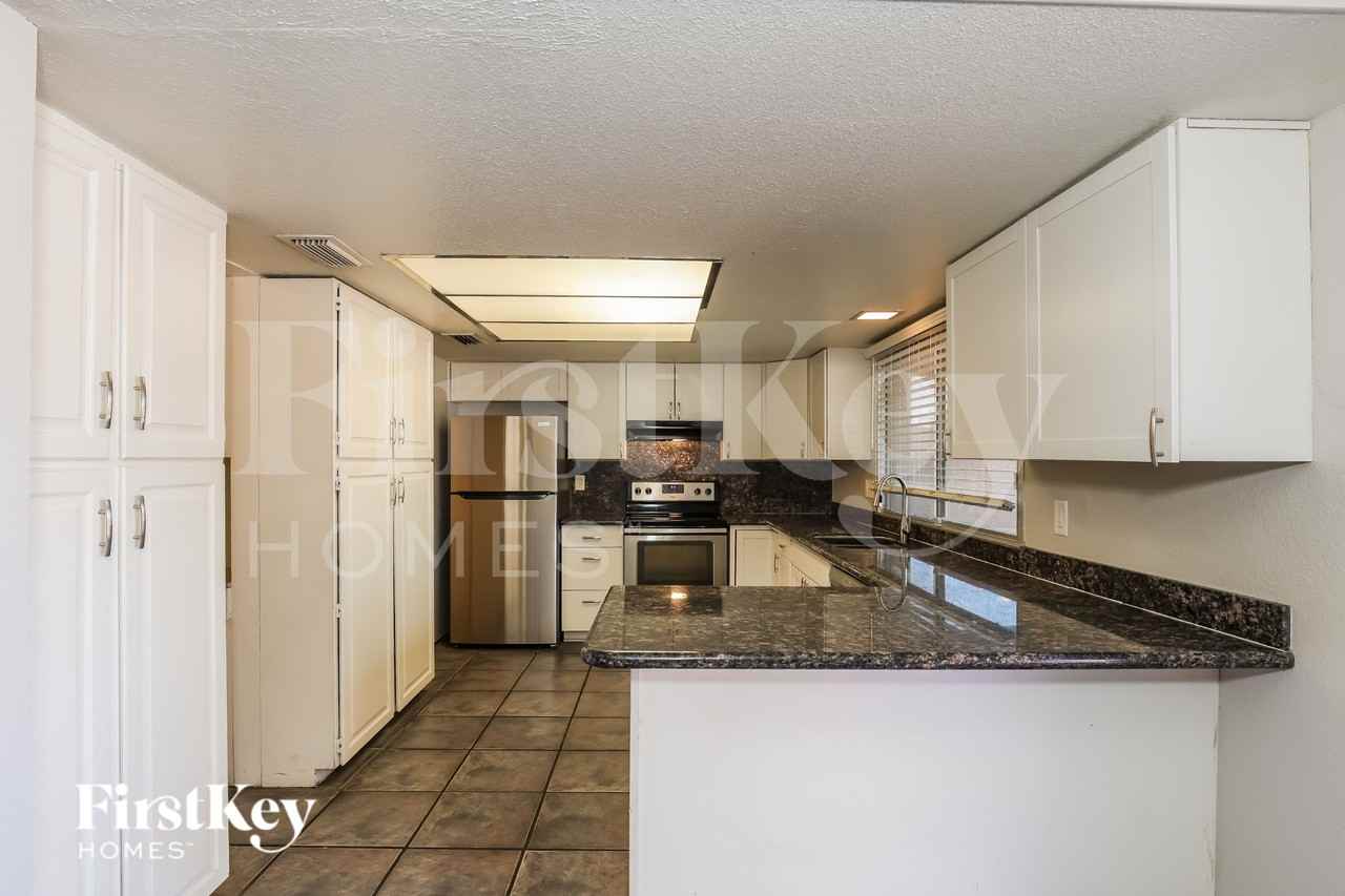 4924 S Hazelton Ln - Photo 6 of 19