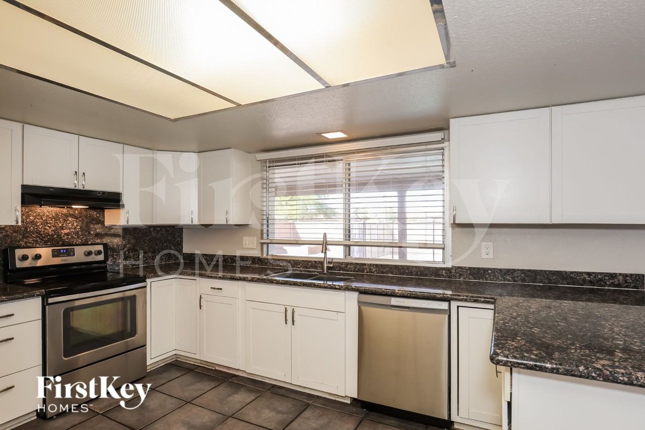 4924 S Hazelton Ln - Photo 7 of 19