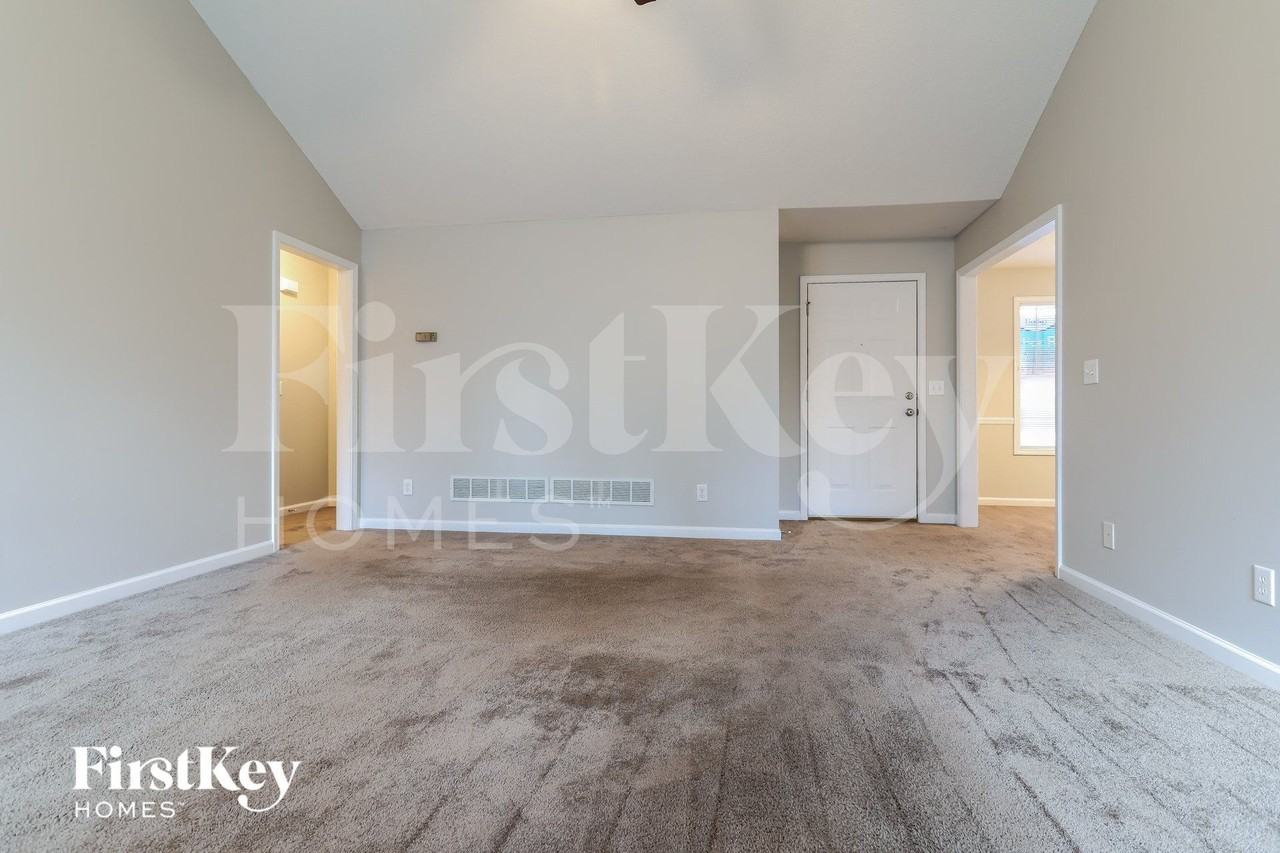 3240 Hilltop Cir - Photo 4 of 17