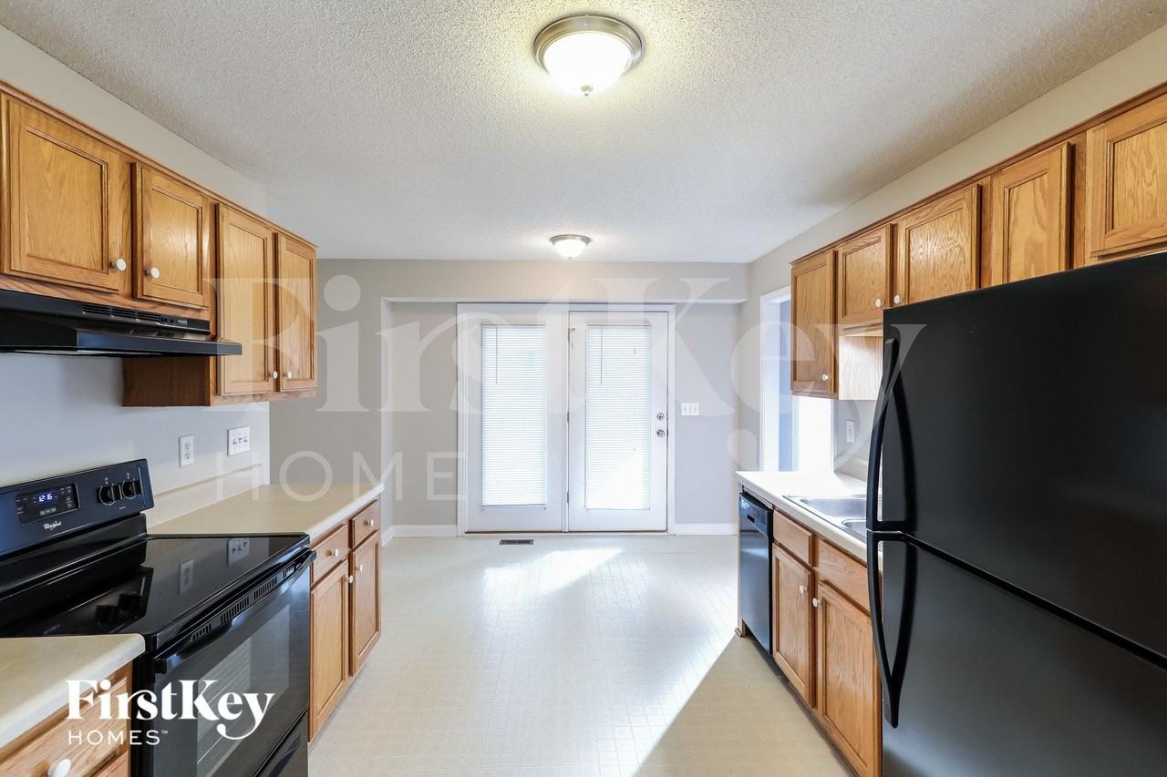 3240 Hilltop Cir - Photo 6 of 17