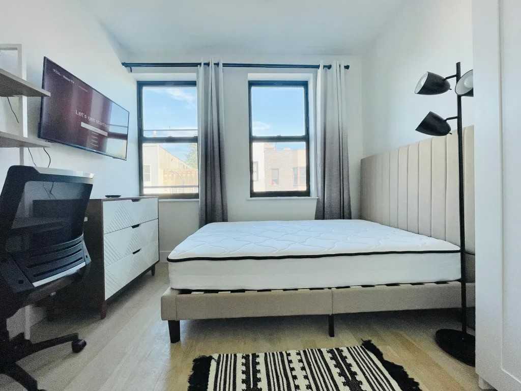 Private Bedroom in 5 Bedroom/1 Bathroom Home - Photo 2 of 13