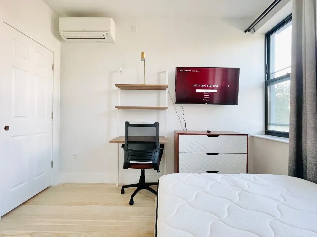 Private Bedroom in 5 Bedroom/1 Bathroom Home - Photo 3 of 13