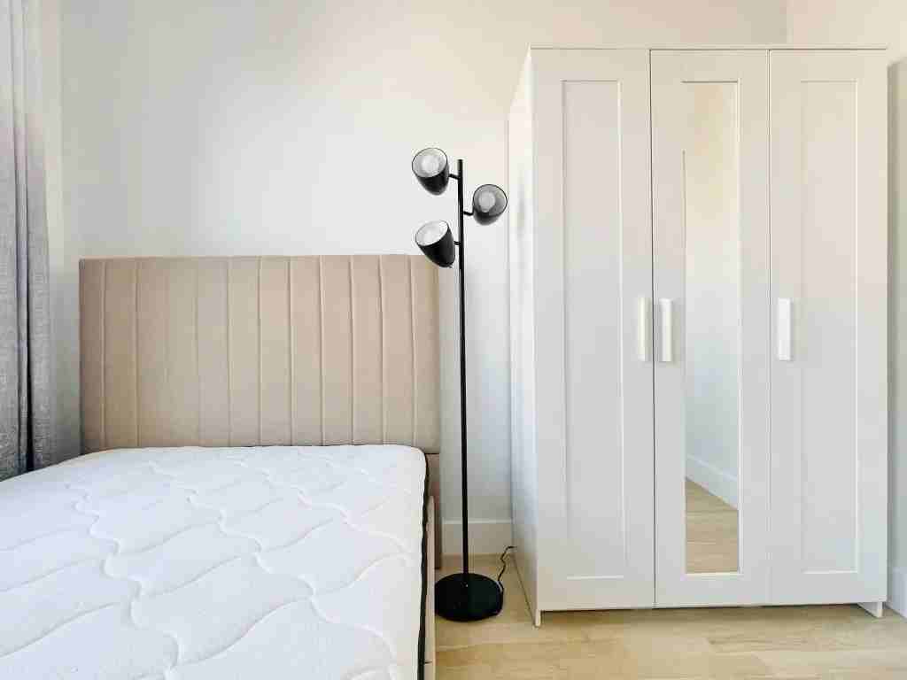 Private Bedroom in 5 Bedroom/1 Bathroom Home - Photo 4 of 13