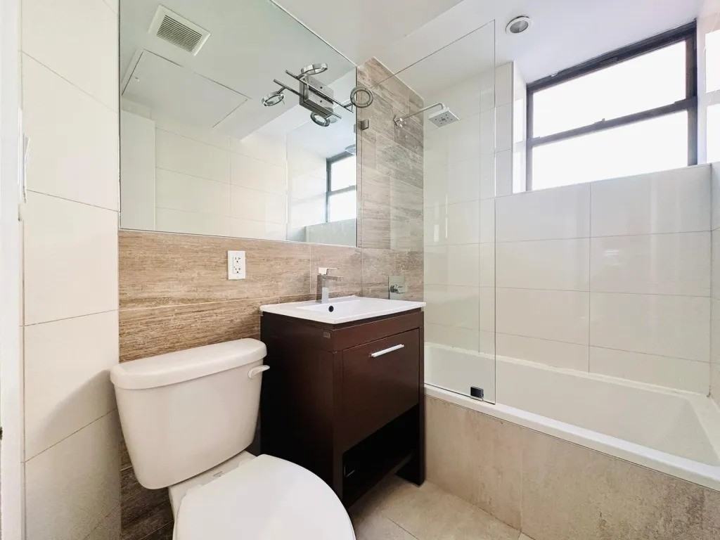 Private Bedroom in 4 Bedroom/2 Bathroom Home - Photo 7 of 7