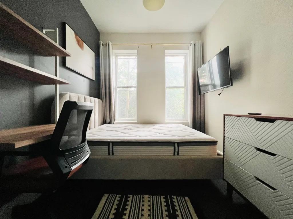 Private Bedroom in 5 Bedroom/2 Bathroom Home - Photo 2 of 7