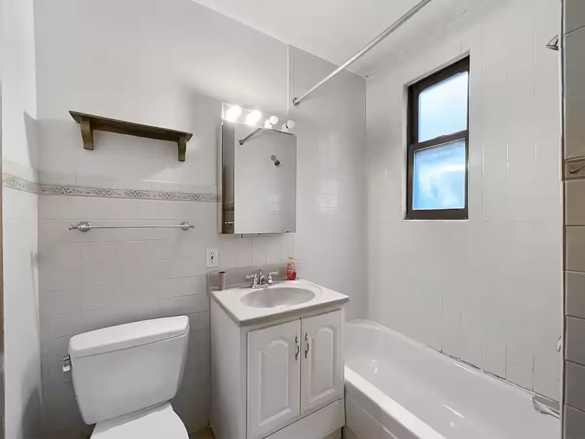 Private Bedroom in 4 Bedroom/1 Bathroom Home - Photo 5 of 8