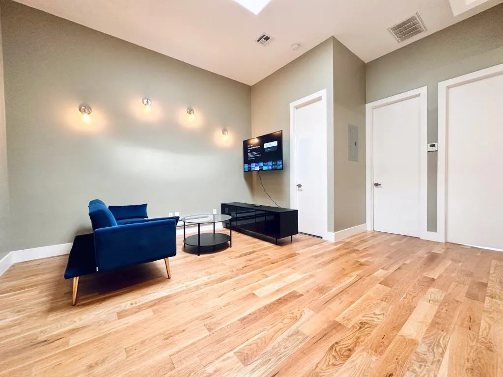 Private Bedroom in 4 Bedroom/2 Bathroom Home - Photo 2 of 9