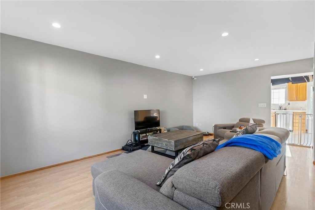 19124 Hamlin St - Photo 3 of 28