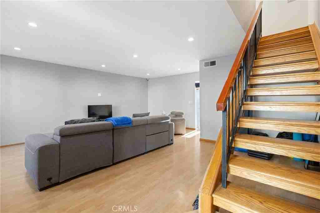 19124 Hamlin St - Photo 4 of 28