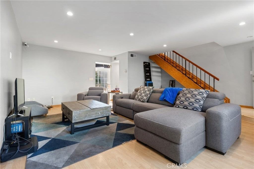 19124 Hamlin St - Photo 5 of 28