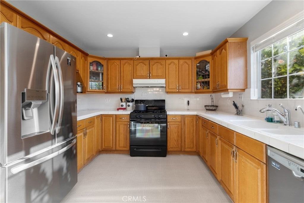 19124 Hamlin St - Photo 6 of 28