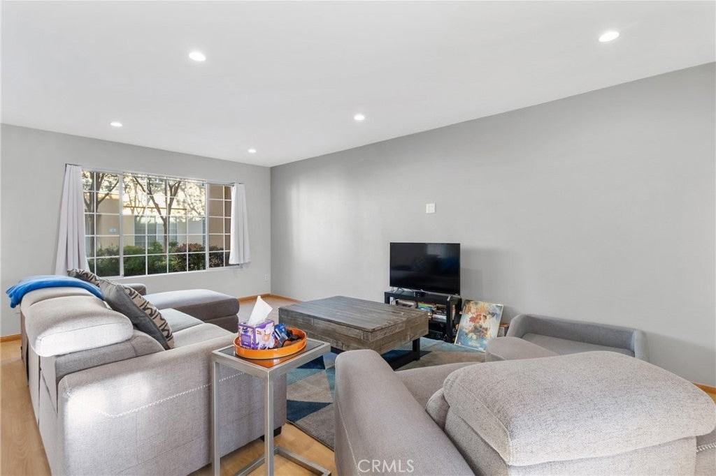 19124 Hamlin St - Photo 7 of 28