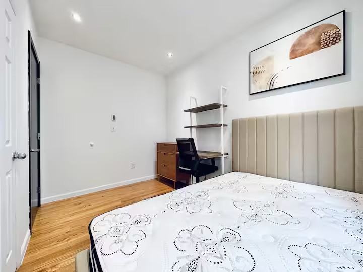 Private Bedroom in 4 Bedroom/2 Bathroom Home - Photo 7 of 7