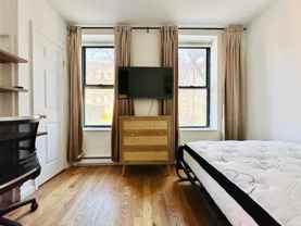 Private Bedroom in 5 Bedroom/2 Bathroom Home - Photo 1 of 1