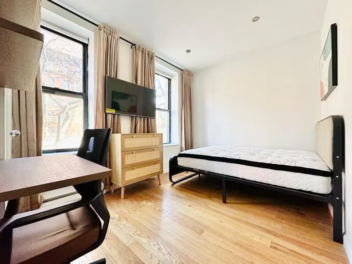 Private Bedroom in 5 Bedroom/2 Bathroom Home - Photo 7 of 9