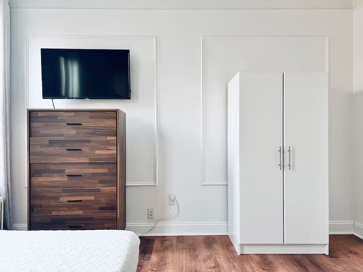 Private Bedroom in 4 Bedroom/1 Bathroom Home - Photo 4 of 9