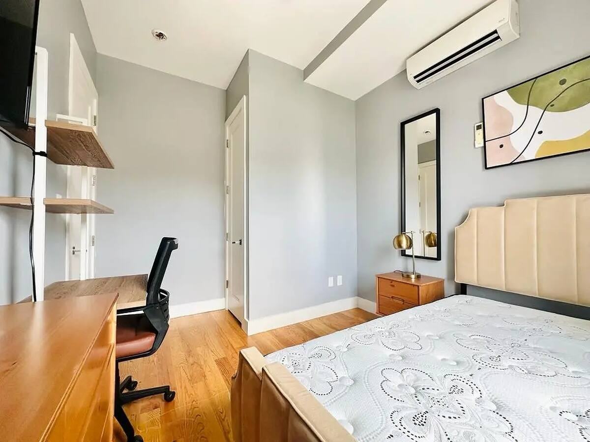 Private Bedroom in 4 Bedroom/3 Bathroom Home - Photo 6 of 8