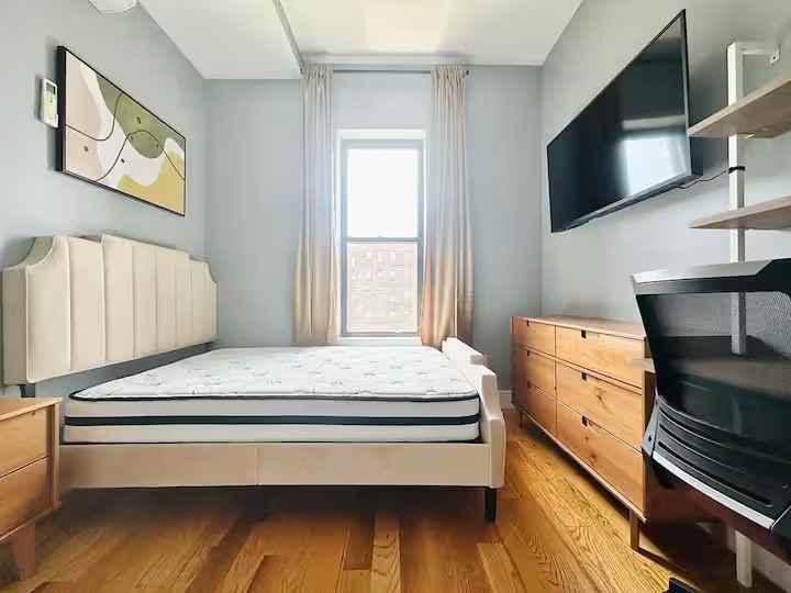 Private Bedroom in 4 Bedroom/3 Bathroom Home - Photo 7 of 8