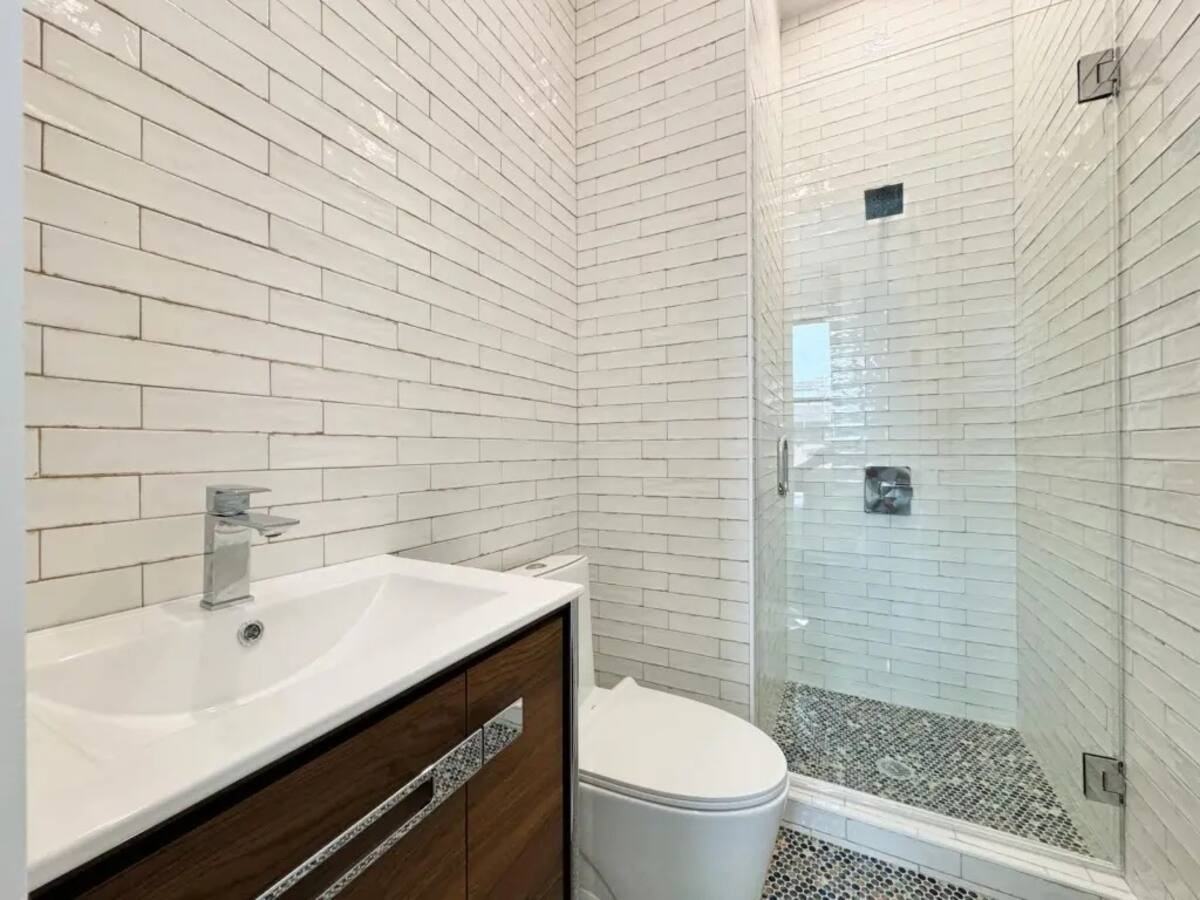 Private Bedroom in 6 Bedroom/6 Bathroom Home - Photo 6 of 12